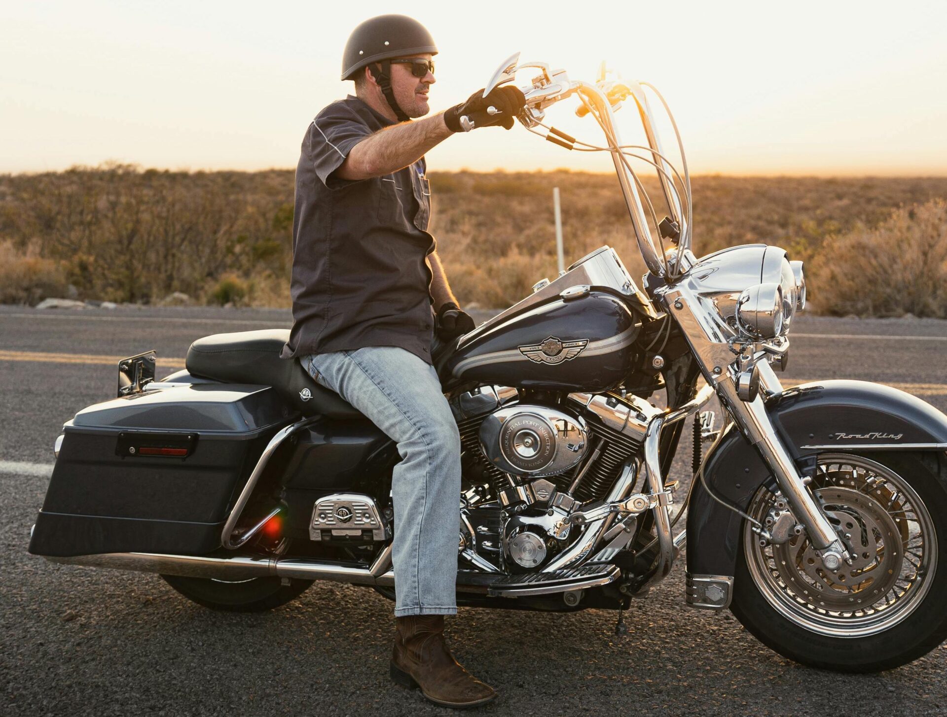 バイクヘルメット　半キャップ　半ヘル　半帽 Mサイズ ダックテールヘルメット バイザー付 ホワイト 半帽 キャップ型